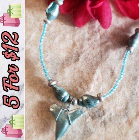 Jesi's Fashionz Other - N190
Faux Shark Tooth & Shell Necklace